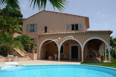 Maison d'architecte avec vue à 180°. Piscine. secteur résidentiel Le lavandou