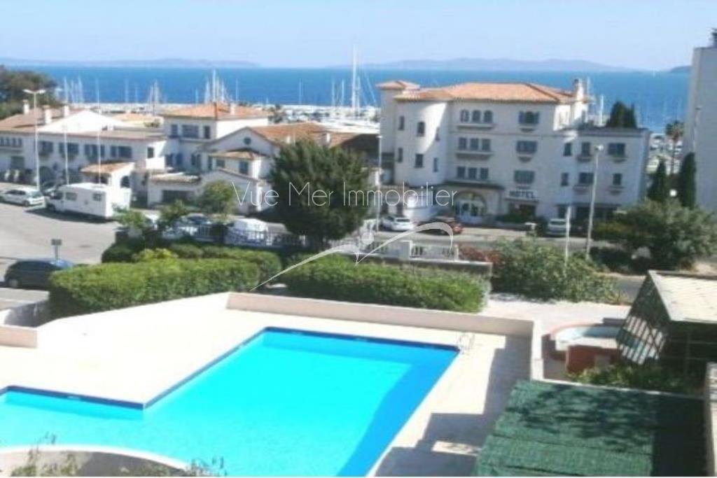 Appartement deux pièces avec agréable terrasse et vue imprenable sur la mer Le Lavandou