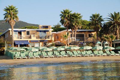 Résidence pieds dans l'eau. VENDUE Cavalaire accès direct plage 